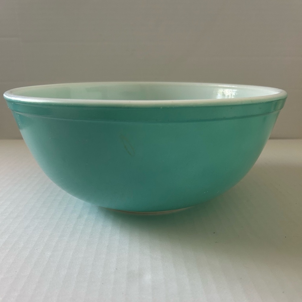 Pyrex Vintage Robins Egg Blue/Turquoise #404 (4 Qt) Mixing Bowl